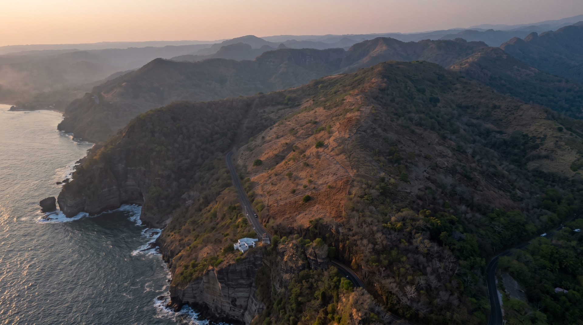 Pazifikküste und Hügel bei El Zonte, El Salvador